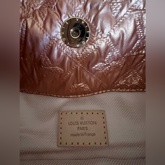 LOUIS VUITTON Saumon Monogram Limelight
Clutch Bag - Picture 9 of 14